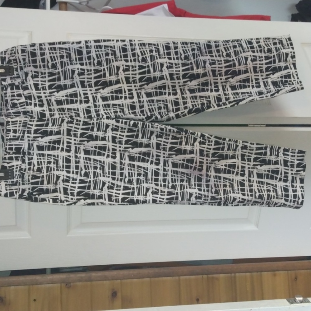 Premise studio women's black and white geometric pattern Capri pants SZ 10